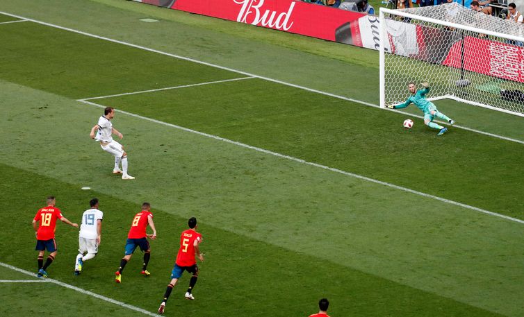 Copa 2018: Espanha e Rússia. Artem Dzyuba, da Rússia, marca o primeiro gol de pênalti da equipe.
