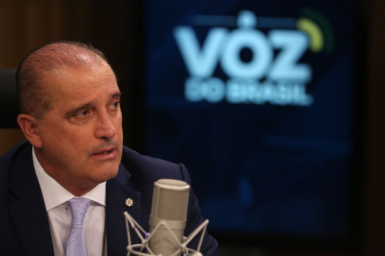 O  ministro do Trabalho e Previdência, Onyx Lorenzoni ,  é entrevistado no programa A Voz do Brasil.