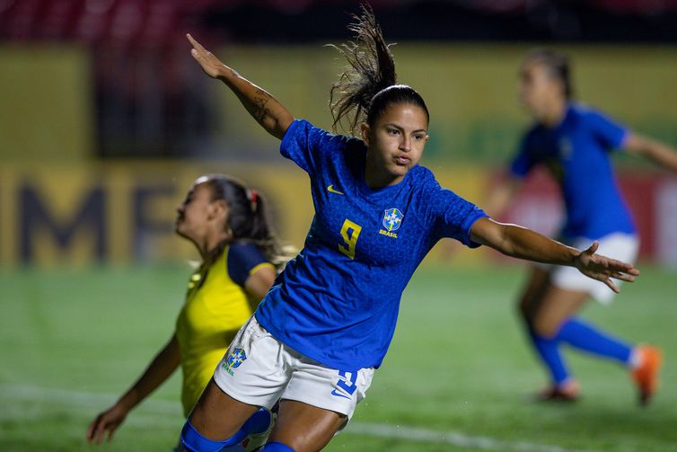 Debinha comemora resultado contra Equador.