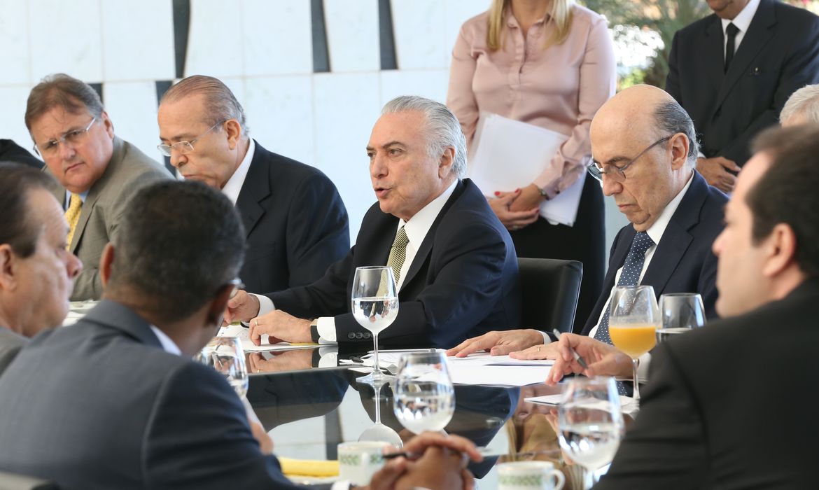 Brasília -  O presidente interino, Michel Temer, se reúne no palácio do Jaburu, com líderes da base aliada na Câmara (Antônio Cruz/Agência Brasil)