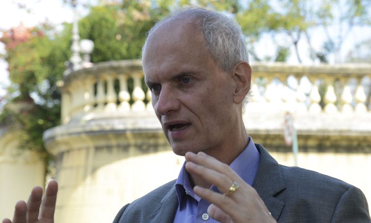 O diretor do Museu Nacional do Rio de Janeiro, Alexander Kellner fala à imprensa em frente ao museu, na Quinta da Boa Vista.
