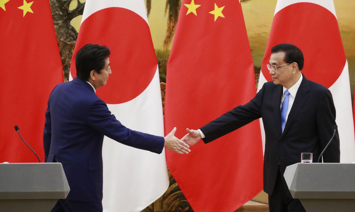 HHY01. PEKÍN (CHINA), 26/10/2018.- El primer ministro japonés, Shinzo Abe (i), y el primer ministro chino, Li Keqiang (d), se dan la mano después de una conferencia de prensa en el Gran Palacio del Pueblo en Beijing, China, el 26 de octubre de