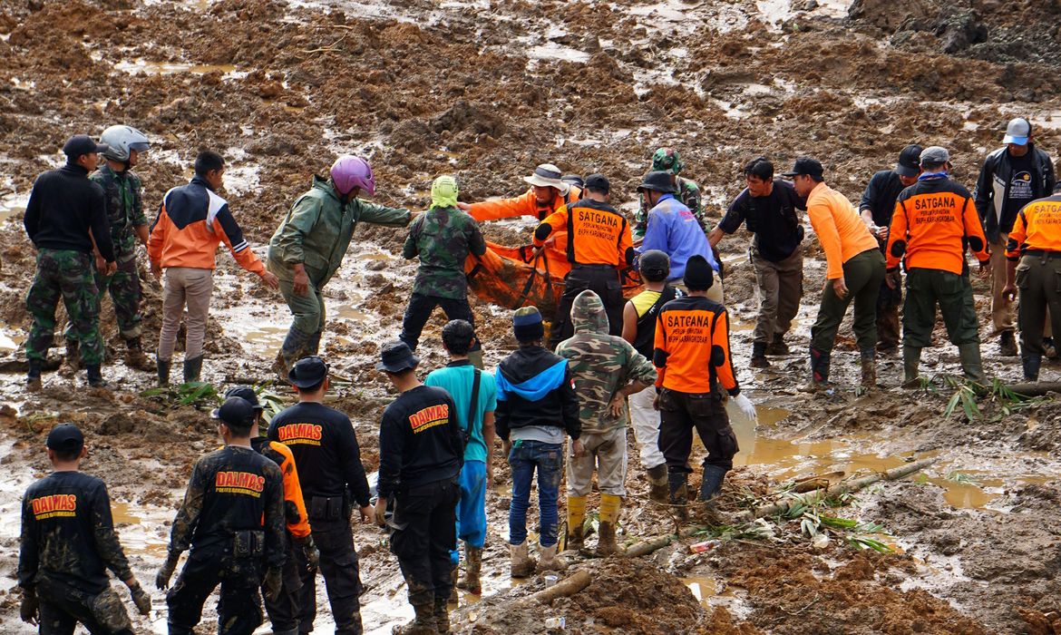 Equipes de socorro buscam desaparecidos após deslizamento na Indonésia (Agência Lusa/Direitos Reservados)