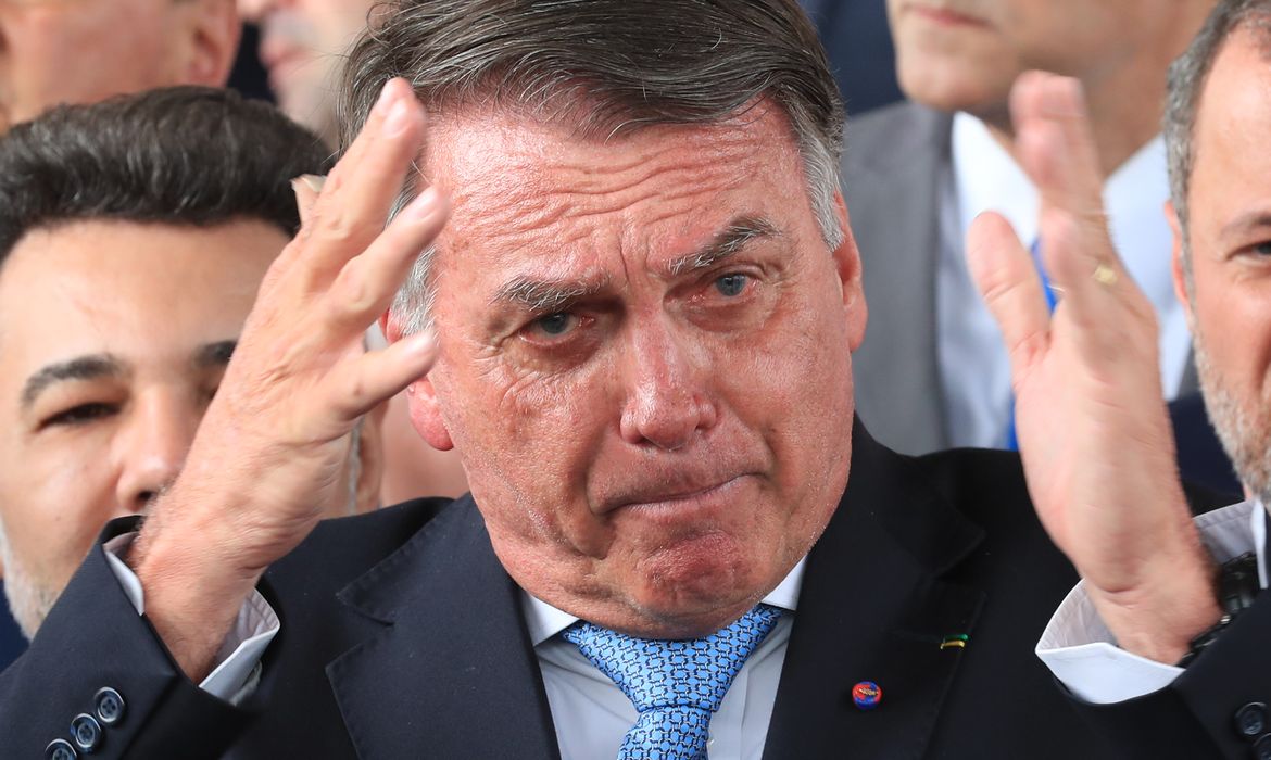 Bolsonaro passa por cirurgia e est na UTI em quadro estvel 