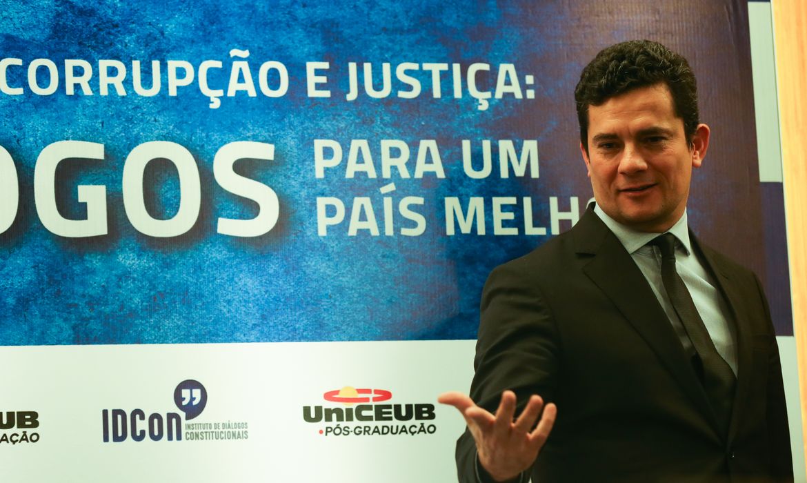 Brasília - O juiz federal Sérgio Moro participa da palestra Democracia, Corrupção e Justiça: Diálogos para um País Melhor, no UniCeub  (José Cruz/Agência Brasil)