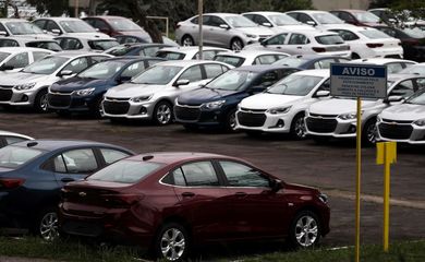 Carros novos em pátio de fábrica da General Motors em São José dos Campos (SP)