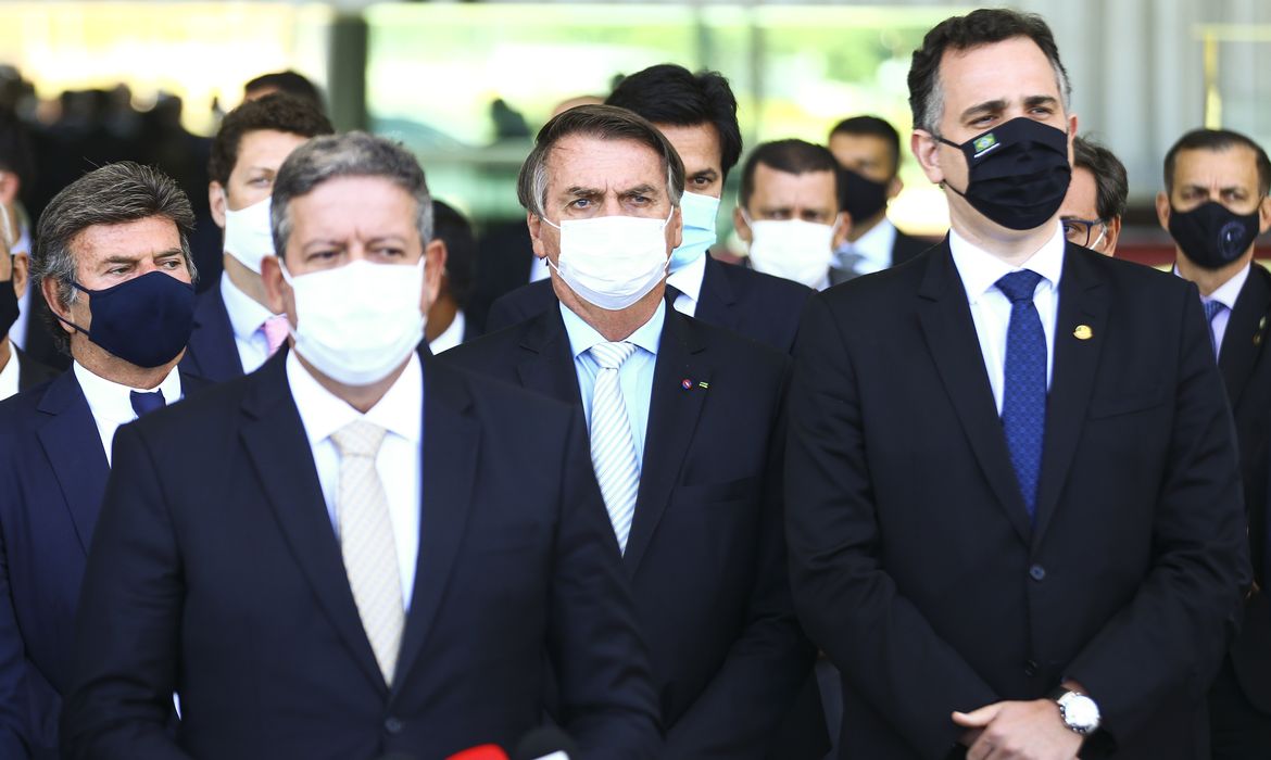 O presidente do STF, Luiz Fux, o presidente da Câmara, Arthur Lira, o presidente Jair Bolsonaro, e o presidente do Senado, Rodrigo Pacheco, durante declaração após reunião com  ministros e governadores.