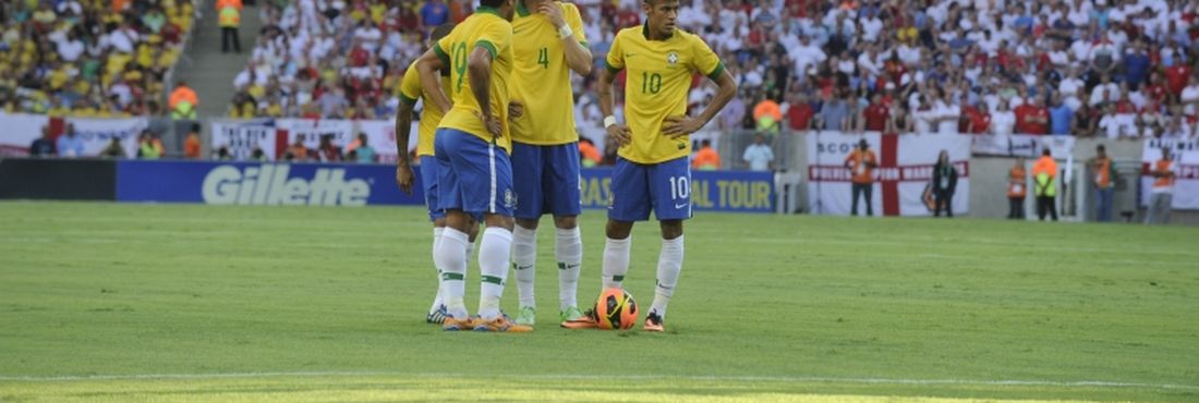 Quarteto brasileiro prepara jogada; ao fundo, torcedores ingleses que marcaram presença no Maracanã