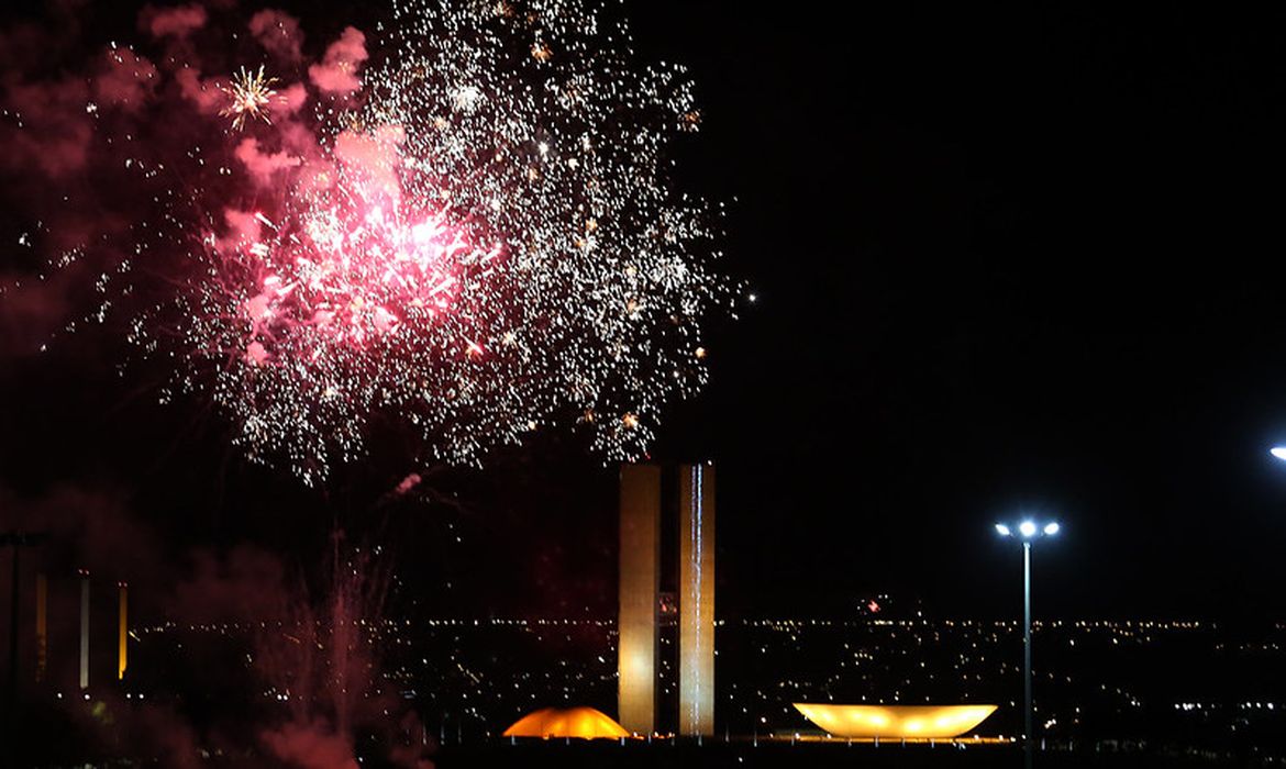 Fogos de artifício no ano novo na Esplanada dos Ministérios em Brasília. 