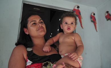 Recife - Mãe de três crianças, Rosangela Henrique Barbosa conta que, com o fim da creche e as intervenções no bairro, ficou mais difícil levar e buscar o mais velho na escola (Antonio Cruz/Agência Brasil)