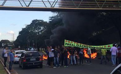 Feirantes fazem protesto em apoio a paralisação dos caminhoneiros, na  Epia Norte, em frente ao Ceasa-DF.