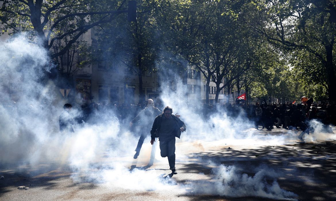 Confronto entre policiais e manifestantes encapuzados em Paris, no Dia do Trabalho