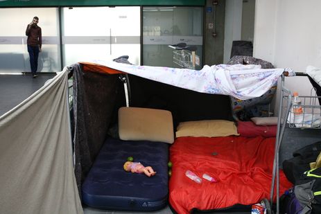 Rovena Rosa/Agência Brasil Famílias vindas do Afeganistão acampam no Aeroporto de Guarulhos enquanto aguardam por vagas em abrigos.
