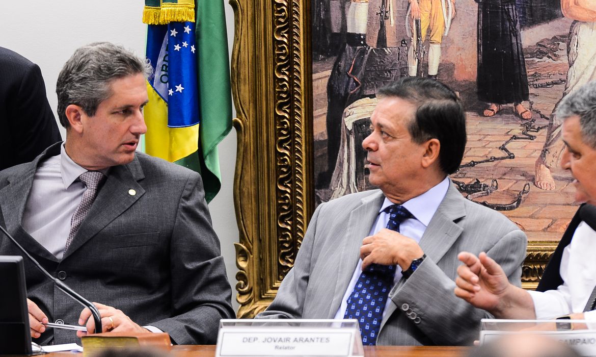 Brasília - Sessão da Comissão do Impeachment, na Câmara, na qual aparecem os deputados Rogério Rosso (presidente),  Jovair Arantes (relator) e Arnaldo Farias de Sá  (Antonio Cruz/Agência Brasil)