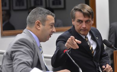 Conselho de Ética da Câmara dos Deputados instaura processo contra o deputado Jair Bolsonaro. Ao lado do deputado, o presidente do Conselho de Ética, deputado Ricardo Izar (Wilson Dias/Agência Brasil) 