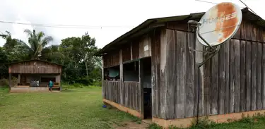  Escola Estadual Indígena Pé de Mutum, na Terra Indígena Japuíra, do Povo Rikbaktsa.