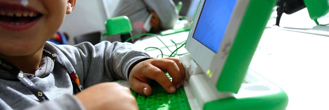 Criança brinca com computador durante o FISL 2015 Criança brinca com computador durante o FISL 2015