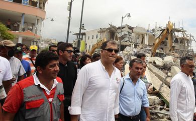 O presidente do Equador Rafael Correa visitou ontem Pedernales, no norte do país, fortemente atingida pelo terremoto de sábado à noite