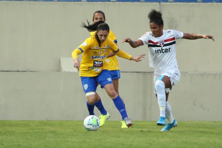Júlia Bianchi, atleta do Kindermann, convocada hoje para a Seleção Brasileira de Futebol Feminino