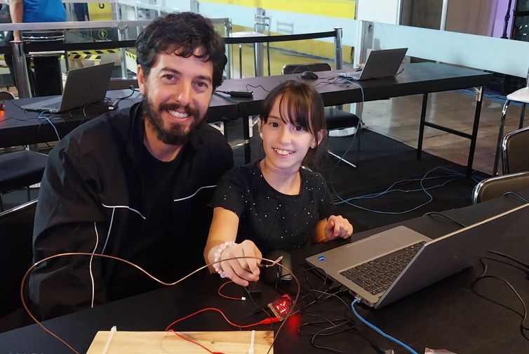 Daniella Almeida/Agência Brasil Brasília (DF), 20/06/2025 - A estudante Alice Diniz e pai Felipe Diniz de Carvalho em um workshop sobre programação de computadores, participam do Campus Party. Foto: Daniella Almeida/Agência Brasil