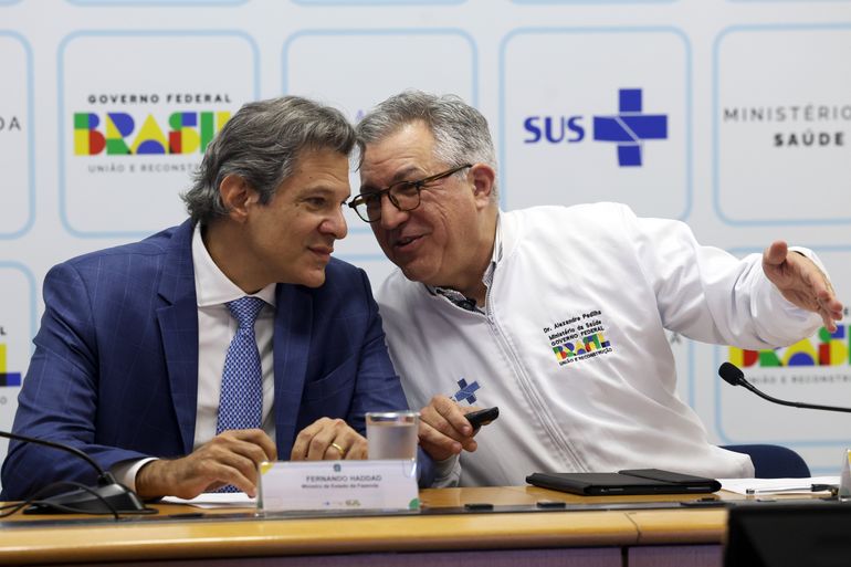 Brasília (DF), 24/06/2025 - Os ministros da Fazenda, Fernando Haddad, e da Saúde, Alexandre Padilha, durante entrevista coletiva para falar sobre a troca de dívidas tributárias de hospitais privados e filantrópicos com a União por prestação de atendimento especializado para os pacientes do SUS. A medida faz parte do programa Agora Tem Especialistas – lançado recentemente pelo Ministério da Saúde – e busca ampliar a capacidade de atendimento, a fim de reduzir a fila de espera por consultas, exames e cirurgias no SUS. Foto: Antonio Cruz/Agência Brasil