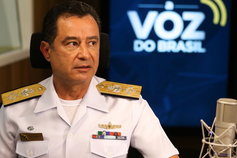 O comandante da Marinha, almirante Almir Garnier Santos, participa do programa A Voz do Brasil