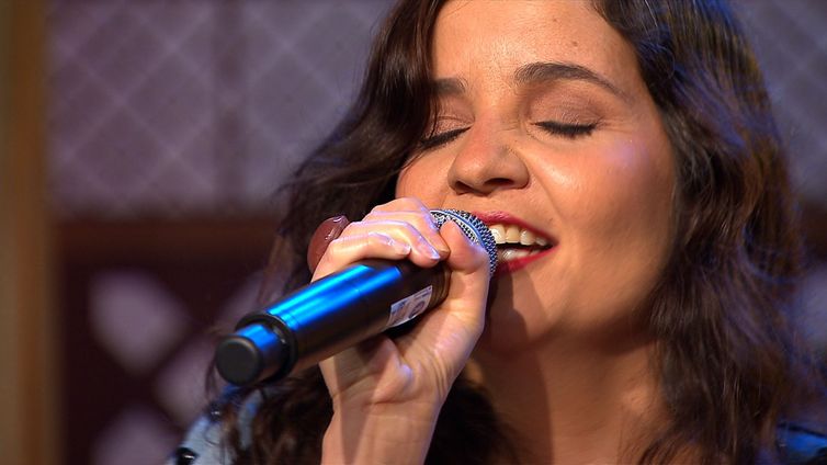 Cantora brasiliense Thaís Siqueira se apresenta no Antenize