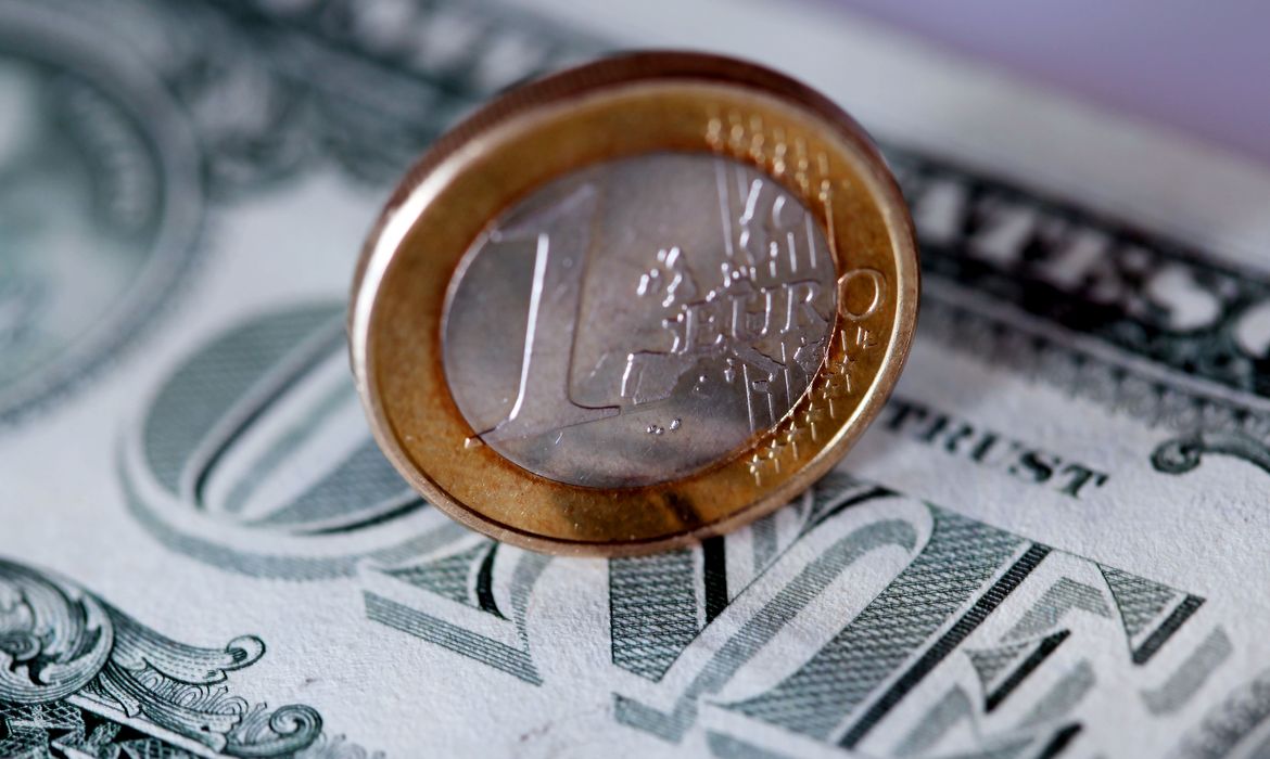Value of euro falls to reach parity with dollar