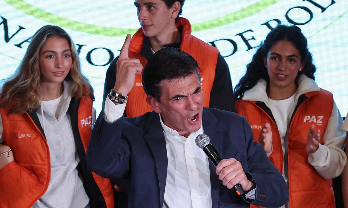 El senador centrista y presidente electo boliviano Rodrigo Paz del Partido Demócrata Cristiano (PDC) da su discurso de victoria en el Hotel Presidente en La Paz, Bolivia, October 19, 2025. REUTERS/Adriano Machado
