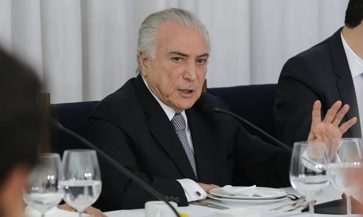 Brasília - O presidente Michel Temer, acompanhado dos ministros Henrique Meirelles,da Fazenda, e Dyogo Oliveira, do Planejamento, recebe jornalistas durante café da manhã no Palácio da Alvorada (Marcos Corrêa/PR)