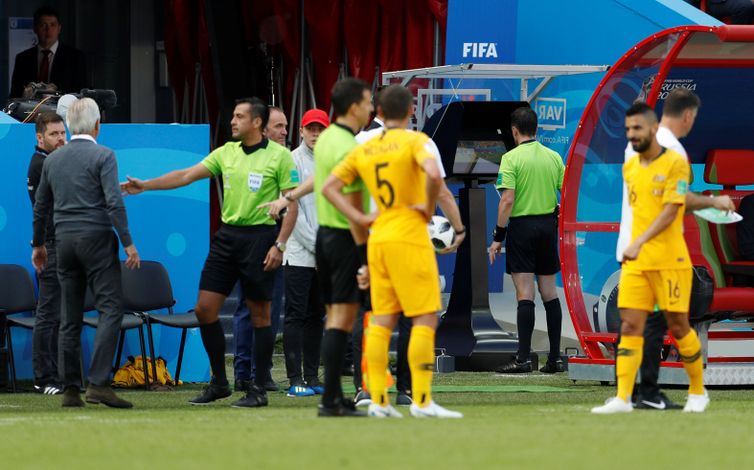 Copa 2018:França e Austrália. Árbitro Andres Cunha revê lance em VAR (sistema de vídeo-arbitragem) antes de conceder uma penalidade para a França.