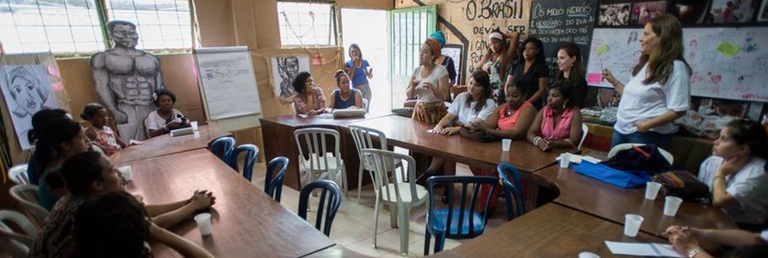 Luz Santiesteban e Sara Candelo, ganhadoras do Prêmio Nansen 2014, visitam a comunidade da Estrutural, no Distrito Federal