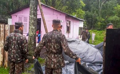 Santa Catarina (DF) 10/10/2023 – Com a subida do Rio Iguaçu, a água atingiu muitas regiões do município de União da Vitória/PR. Os militares apoiaram a Defesa Civil na remoção da população de áreas de risco. 
Foto: Comando Militar do Sul/DivulgaçãoComando Militar do Sul