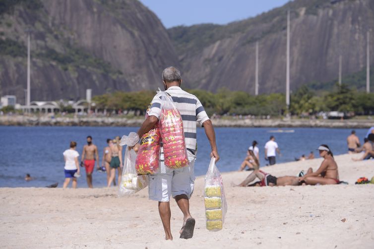 Fase 5 da flexibilização no Rio de Janeiro libera vendedores ambulantes nas praias