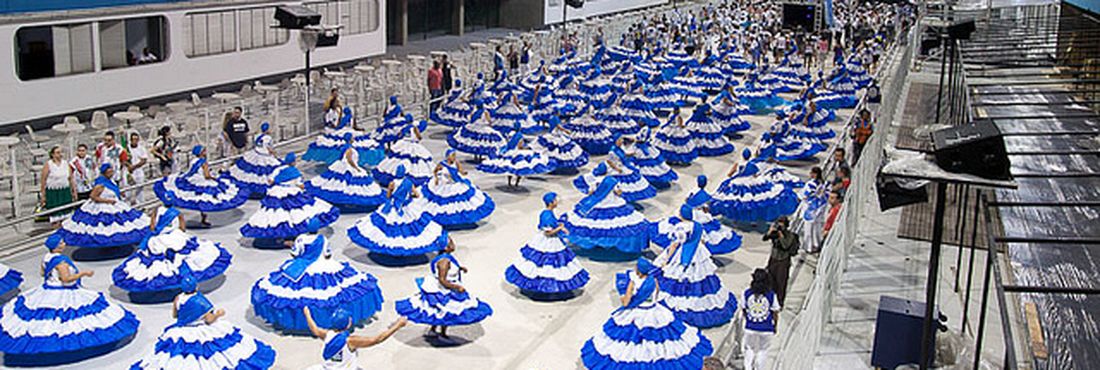 Ala das baianas da Águia de Ouro ensaiam para o Carnaval de São Paulo de 2012.