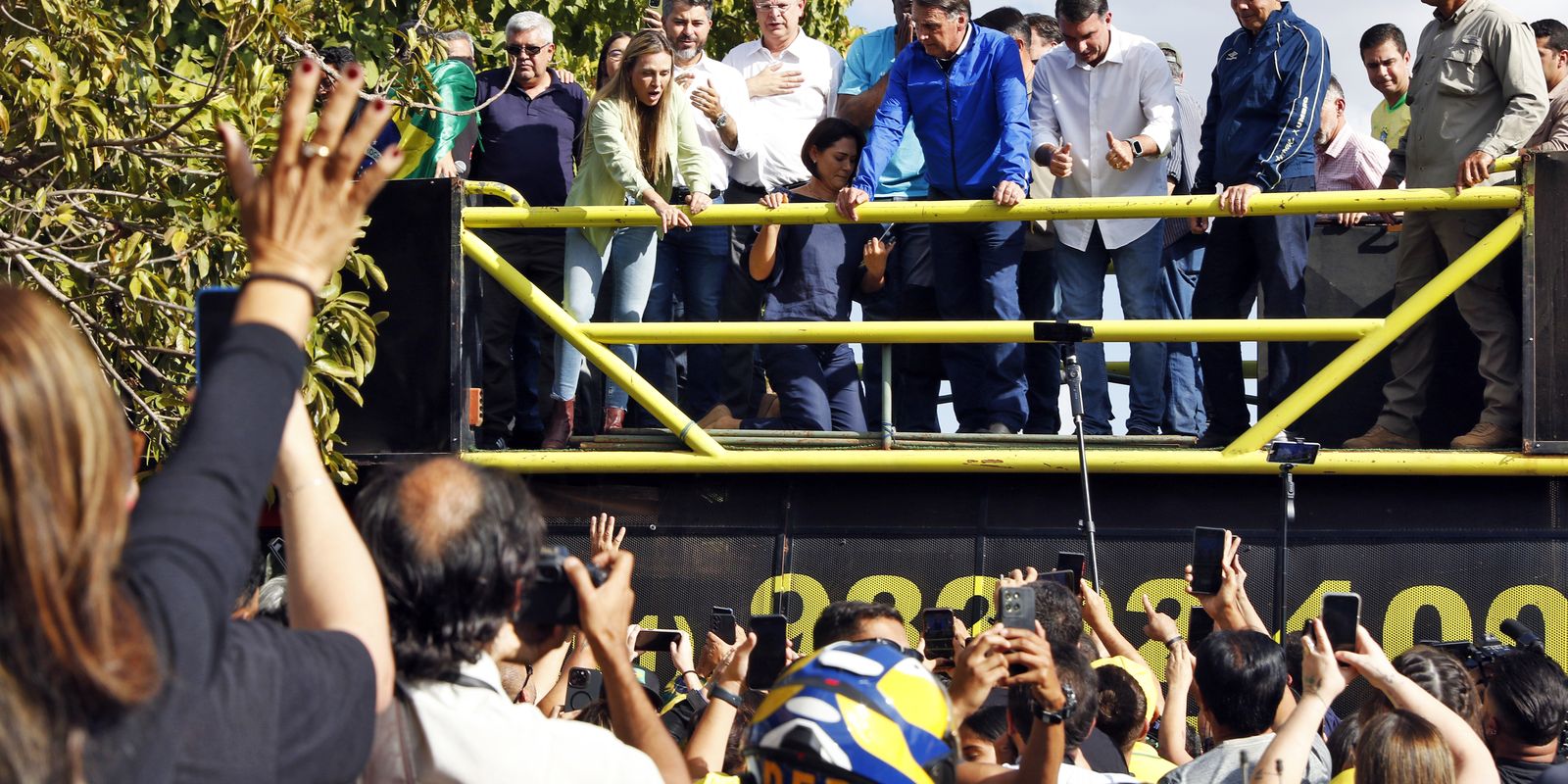 De tornozeleira, Bolsonaro participa de motociata em Brasília De tornozeleira, Bolsonaro participa de motociata em Brasília