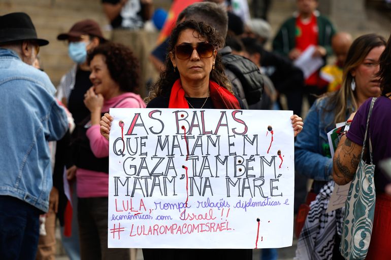 Rio de Janeiro (RJ), 07/07/2025 - Grupos ligados ao Comite de Solidariedade com a Luta do Povo Palestino fazem manifestação contra o genocídio do povo palestino na Faixa de Gaza e por uma Palestina livre, na Cinelândia, no centro da cidade.   Foto: Tânia Rêgo/Agência Brasil