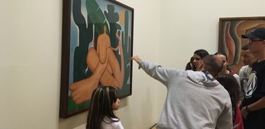 Visitantes admirando na Pinacoteca de São Paulo o quadro &quot;Antropofagia&quot;, pintado em 1929 por Tarsila do Amaral