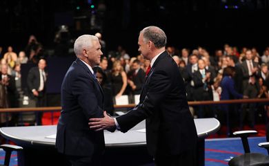 Os candidatos a vice-presidente dos Estados Unidos, o republicano Mike Pence (E) e o democrata Tim Kaine (D), se cumprimentam ao final do debate que ocorreu na Universidade de Longwood, em Farmville, na Virginia