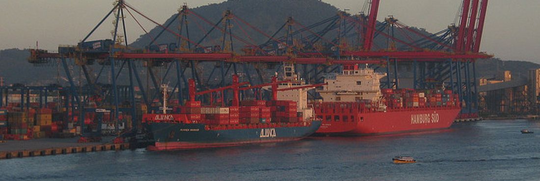 Navio atracado no Porto de Santos, em São Paulo