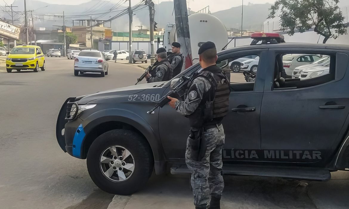 Policiais do BPChq estão posicionados em pontos estratégicos localizados no entorno do Complexo da Penha, na Zona Norte da cidade do Rio de Janeiro, dando suporte aos policiais que estão operando na região. Foto: PMERJ/Twitter