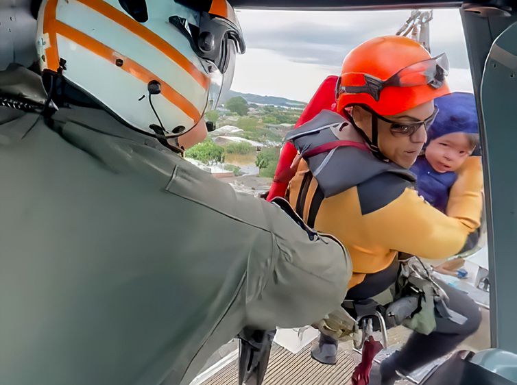 O Grupamento de Fuzileiros Navais do Rio Grande já resgatou mais de 40 pessoas na região de Eldorado do Sul (RS), em apoio à Defesa Civil. Foto: Frame/Marinha do Brasil/Divulgação