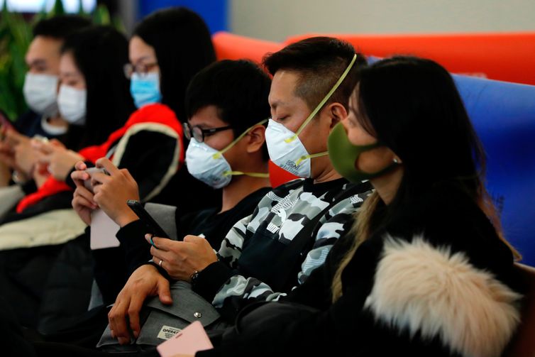 Os passageiros usam máscaras para evitar o surto de um novo coronavírus na Estação Ferroviária de Alta Velocidade West Kowloon de Hong Kong, em Hong Kong, China em 23 de janeiro de 2020. REUTERS / Tyrone Siu