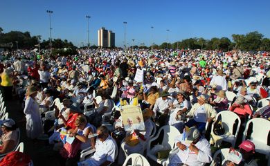 Fiéis se reúnem na Praça da Revolução em Holguín, onde o papa Francisco celebra missa no terceiro dia de viagem a Cuba