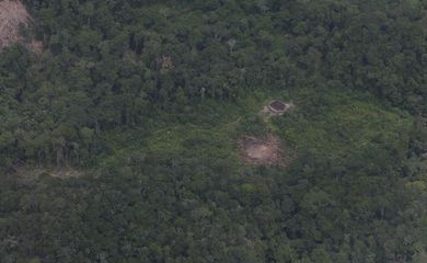 Malocas de aldeias Yanomamis na região do Surucucu, dentro da Terra Indígena Yanomami, Oeste de Roraima, avistadas em sobrevoo da Força Aéra Brasileira para lançamendo de suprimentos em ajuda humanitária.  
