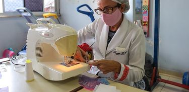 Servidores do Hospital de Clínicas Gaspar Vianna, no Pará, produzem máscaras para doação