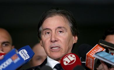 Brasília - O presidente do Senado, Eunício Oliveira, fala sobre a saída do senador Renan Calheiros da liderança do PMDB (Wilson Dias/Agência Brasil)