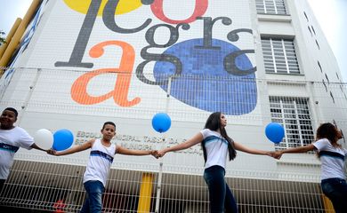 Rio de Janeiro - Ato com abraço ao prédio e soltura de balões com um pedido de paz mundial nas escolas, relembra os seis anos do massacre na Escola Municipal Tasso da Silveira, em Realengo, zona oeste do Rio. (Tânia Rêgo/Agência Brasil)