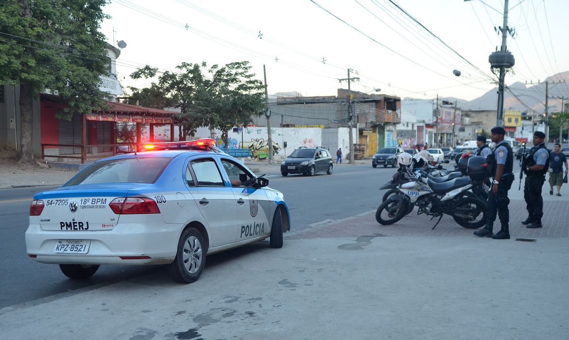 Após conflitos de domingo (20) no Complexo do Alemão, zona norte do Rio, o policiamento foi reforçado por policiais de outras UPPs (Tomaz Silva/Agência Brasil)