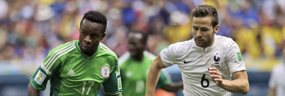 Ogenyi Onazi, da Nigéria, controla a bola, mas é marcado de perto pelo jogador francês Yohan Cabaye.